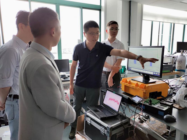 向中國農(nóng)大劉學軍教授團隊介紹其自研的高精度大氣氨分析儀HT8700